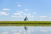 Ciclista equitação água passada, Ontário, Canadá — Fotografia de Stock