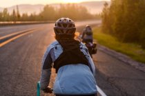 Велогонщики на дороге на закате, Онтарио, Канада — стоковое фото