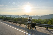 Radfahrer hält auf Straße mit malerischer Aussicht, Ontario, Kanada — Stockfoto