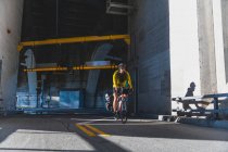 Ciclista emergindo do túnel, Ontário, Canadá — Fotografia de Stock