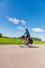 Ciclista su strada, Ontario, Canada — Foto stock