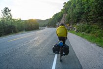Cycliste sur route, Ontario, Canada — Photo de stock