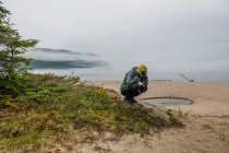 Fotógrafo tomando fotos en la costa, Ontario, Canadá - foto de stock