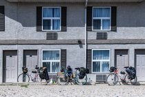 Ciclista con bicicletas fuera del edificio, Ontario, Canadá - foto de stock