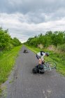 Radfahrer holt Fahrrad von Straße, Ontario, Kanada — Stockfoto