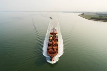 Un grand porte-conteneurs navigue vers le port d'Anvers depuis le Net — Photo de stock