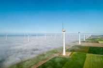 Turbinas eólicas offshore situadas em nevoeiro no interior da IJsselmeer — Fotografia de Stock