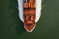 Большой контейнерный корабль отплывает в порт Антверпен из Сети — стоковое фото