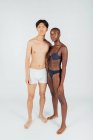 Junges Paar trägt Unterwäsche, volle Länge — Stockfoto