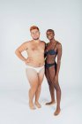 Portrait de jeune couple en sous-vêtements, pleine longueur — Photo de stock