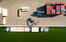 Conteneurs stockés dans un terminal, en bordure du lac IJsselmeer, — Photo de stock
