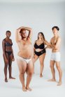 Quattro giovani uomini e donne che indossano biancheria intima — Foto stock