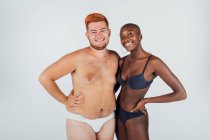 Jeune couple confiant, portant des sous-vêtements — Photo de stock