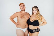Un jeune couple confiant portant des sous-vêtements — Photo de stock