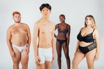 Quatre jeunes hommes et femmes en sous-vêtements — Photo de stock