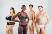Quattro giovani uomini e donne che indossano biancheria intima — Foto stock