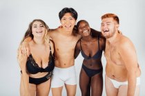 Amici fiduciosi che indossano biancheria intima — Foto stock