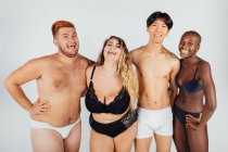 Amici che ridono, indossano biancheria intima — Foto stock