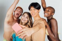 Freunde machen ein Selfie, teilweise bekleidet — Stockfoto
