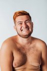 Retrato de um jovem com peito nu, sorrindo — Fotografia de Stock