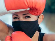 Boxeador con guantes de boxeo y mascarilla - foto de stock