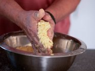 Человек смешивания ингредиентов для торта — стоковое фото