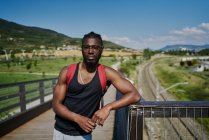 Junger Mann auf Brücke blickt in Kamera — Stockfoto