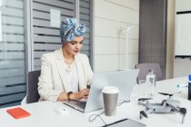 Geschäftsfrau arbeitet am Laptop — Stockfoto