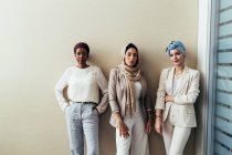 Portrait de trois collègues féminines en fonction — Photo de stock