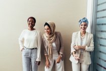 Щасливі жінки-колеги в офісі — стокове фото