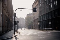 Тихая улица в течение 2020 года Covid-19 Lockdown, Милан, Италия — стоковое фото