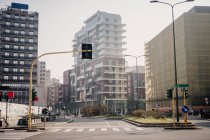 Calle ciudad desierta con paso peatonal durante 2020 Covid- - foto de stock