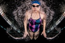 Nadador de elite universitário na piscina — Fotografia de Stock