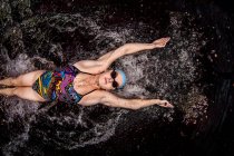 Элитный пловец колледжа в бассейне — стоковое фото