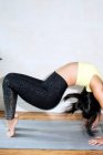 Гімнастка, що згинається назад на йога килимок — стокове фото