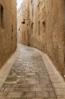 Vicolo nell'antica città medievale di Mdina, Malta — Foto stock