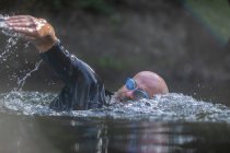 Mann schwimmt im Fluss — Stockfoto