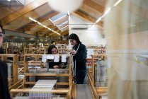 Modestudenten nutzen Webstuhl in Textilwerkstatt — Stockfoto