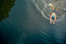Людина, яка плаває в річці, над головою, Рівер-Вей, Суррей, Велика Британія — стокове фото