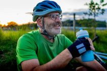 Radfahrer mit Wasserflasche — Stockfoto