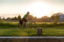 Uomo in bicicletta lungo il percorso del canale — Foto stock