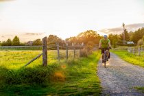 Homem de bicicleta de montanha no caminho rural — Fotografia de Stock