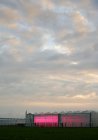 Теплиця з експериментальним світлодіодним освітленням, рано вранці — стокове фото