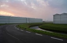 Invernaderos en los Países Bajos, temprano en la mañana - foto de stock