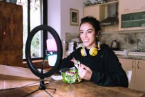 Молода жінка має відеодзвінок під час обіду — стокове фото