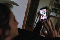 Frau telefoniert per Video mit Freunden — Stockfoto