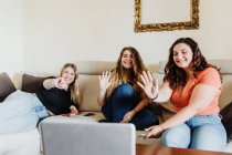 Женщины-друзья на видео-вызове, машут руками — стоковое фото