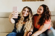Amigos tomando una selfie en el teléfono - foto de stock