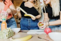 Donne che preparano la frutta su cucina — Foto stock