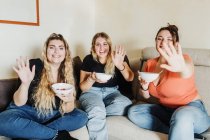 Giovani donne che salutano, vista videochiamata — Foto stock